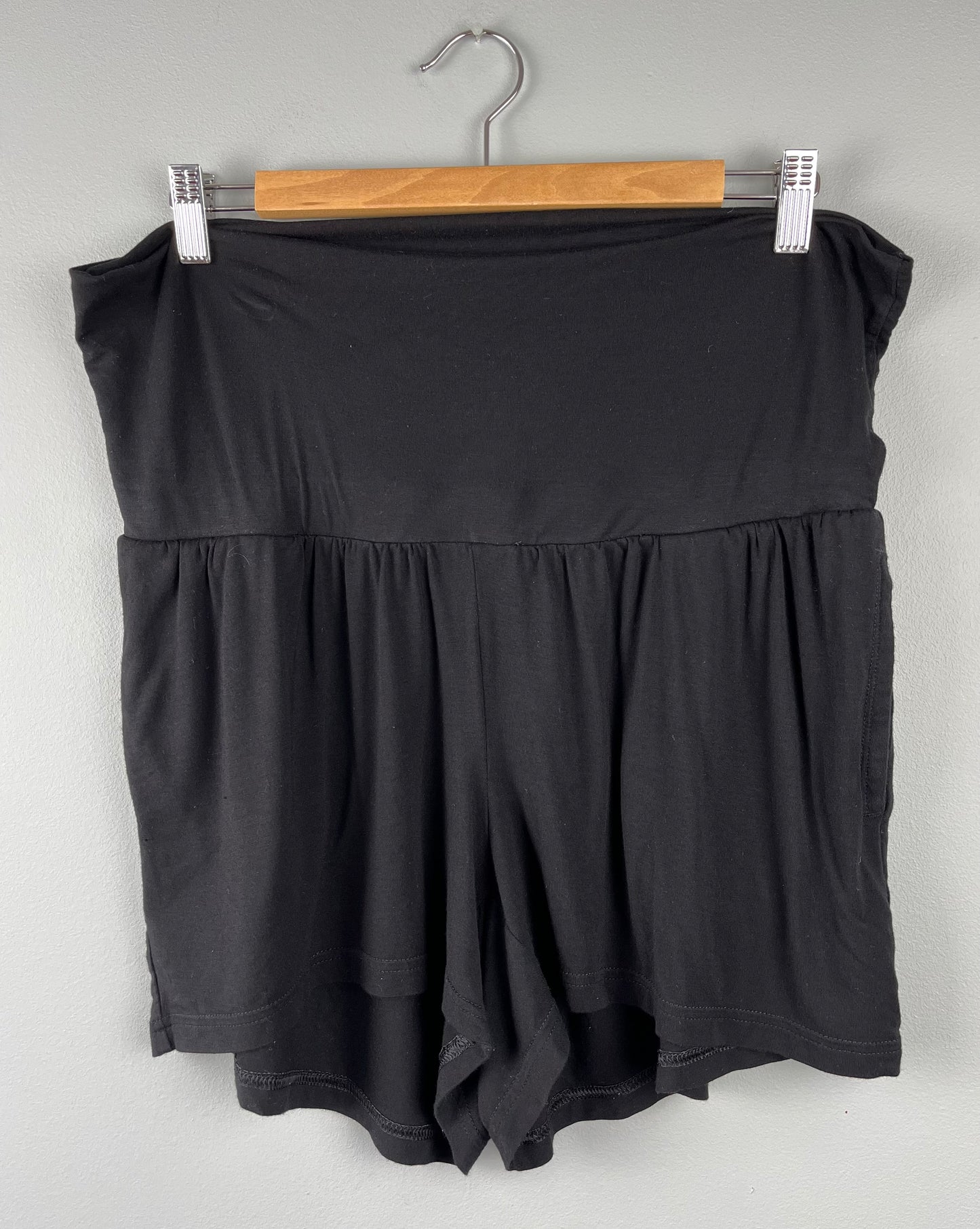 Thyme Maternity Medium Pocket Short
