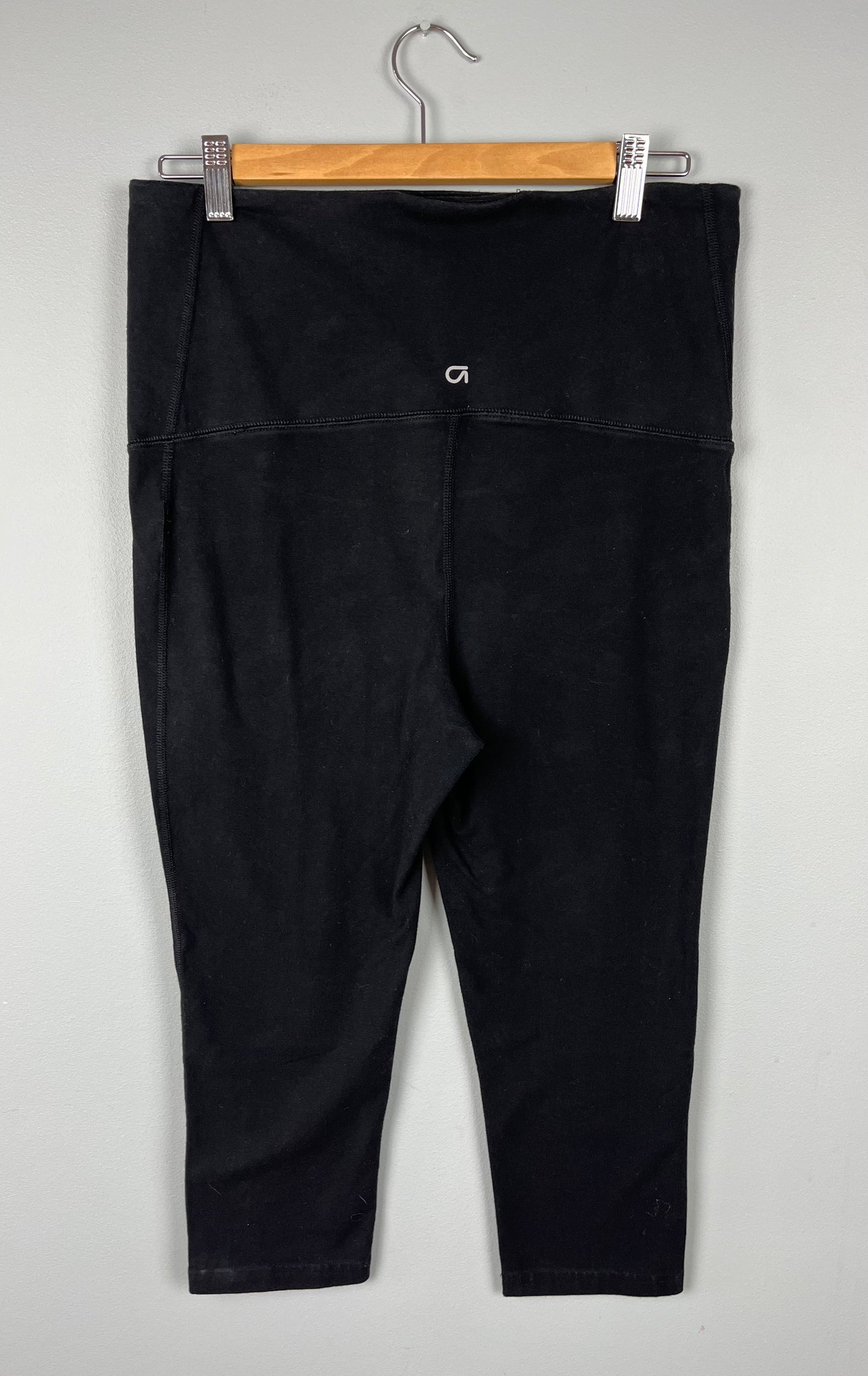 Gap Fit Maternity Medium Cropped Legging