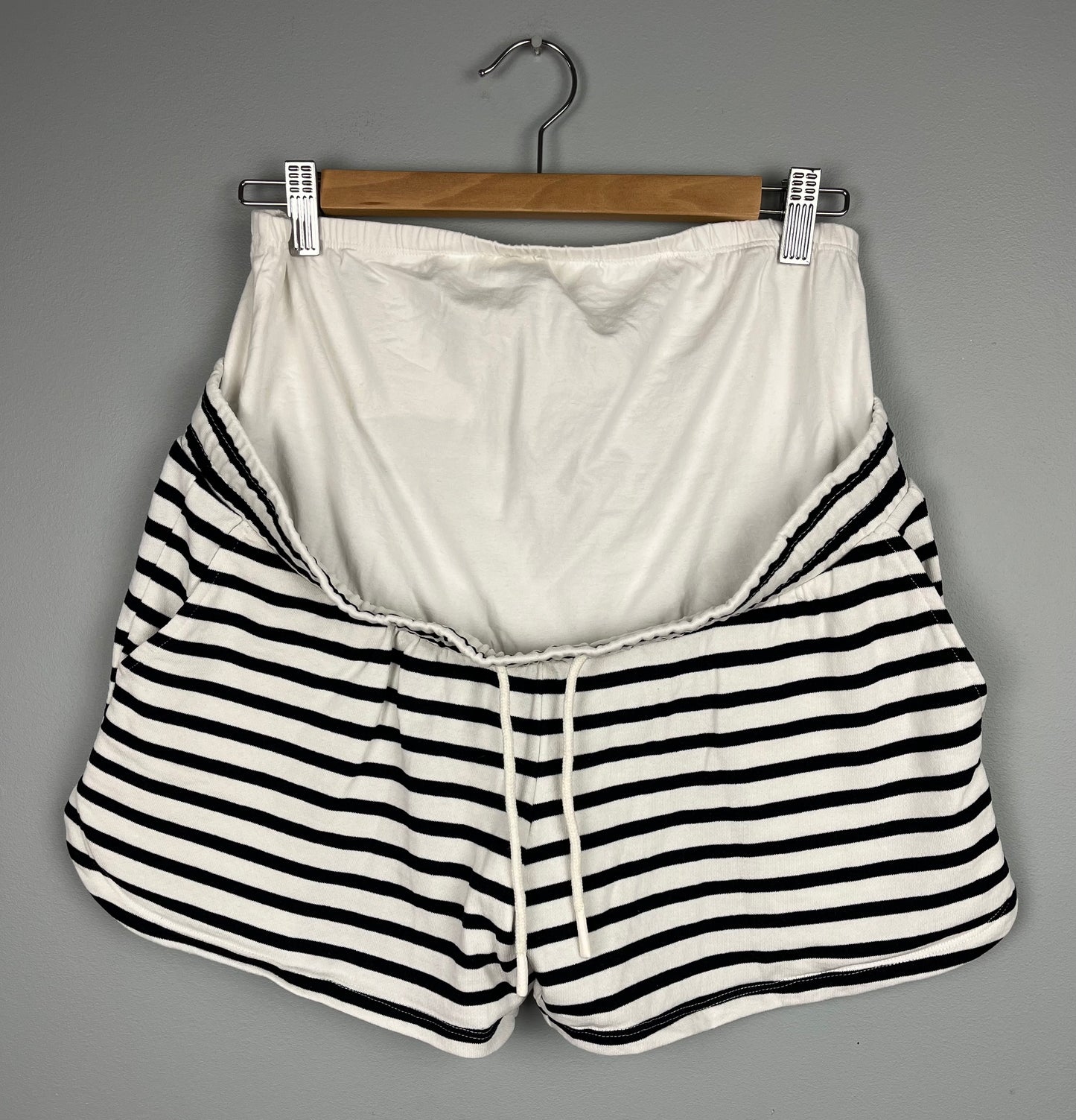 H&M Maternity Medium Striped Short