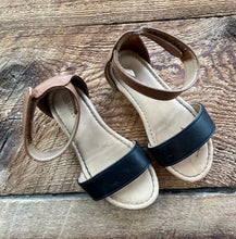 Load image into Gallery viewer, Old Navy 9T Sandal
