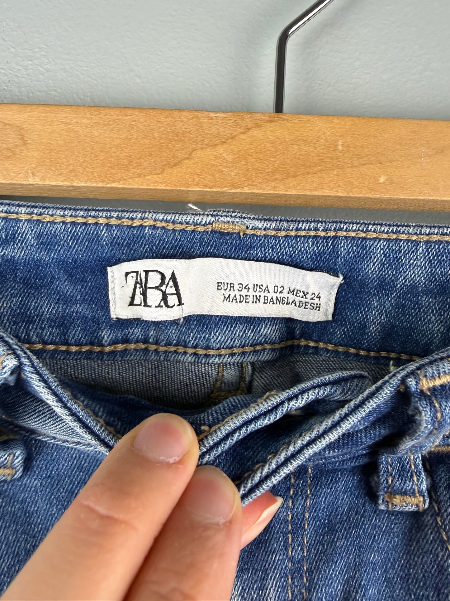 Zara Women’s 2 Distressed Jean