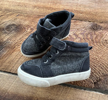 Load image into Gallery viewer, Gymboree 7T high top Shoe
