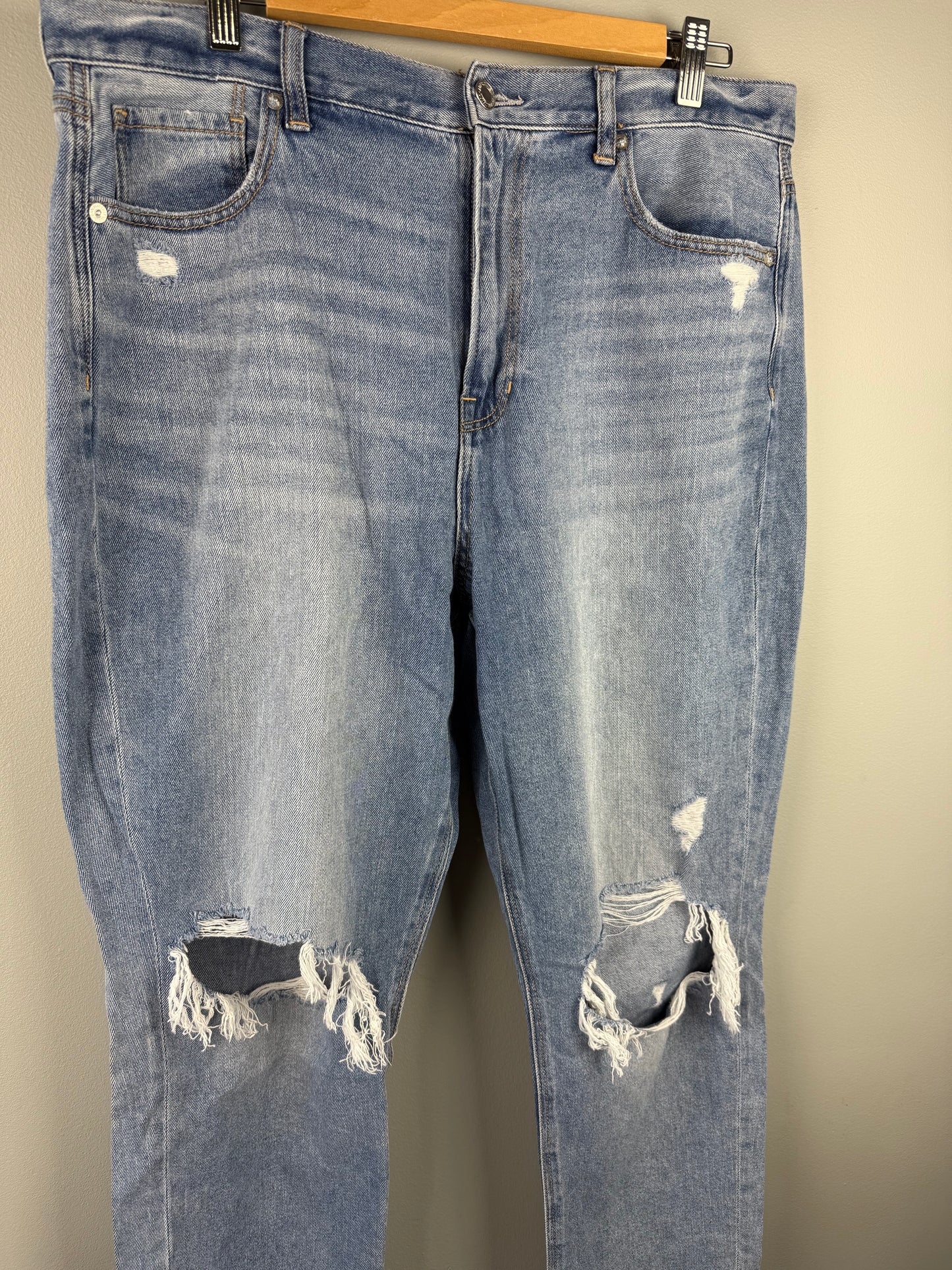 American Eagle Women’s 16S Distressed Mom Jean