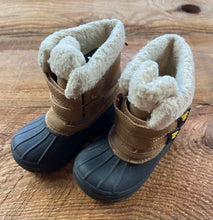 Load image into Gallery viewer, Toddler size 6 Winter Boots
