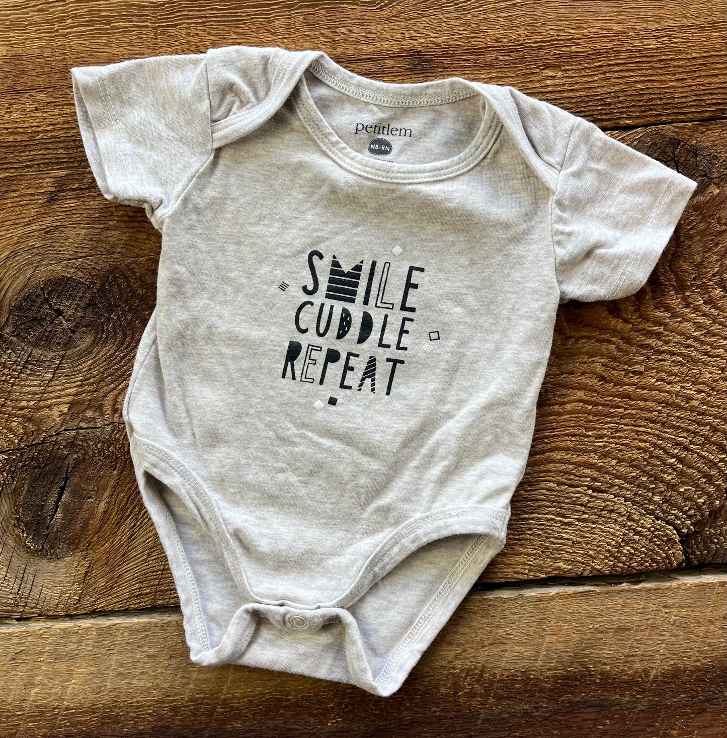 Petit Lem NB Smile Cuddle Repeat Onesie