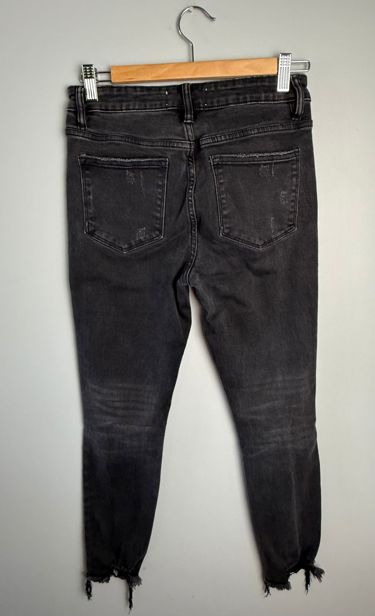 Vervet Women's 27 Distressed Skinny Jean