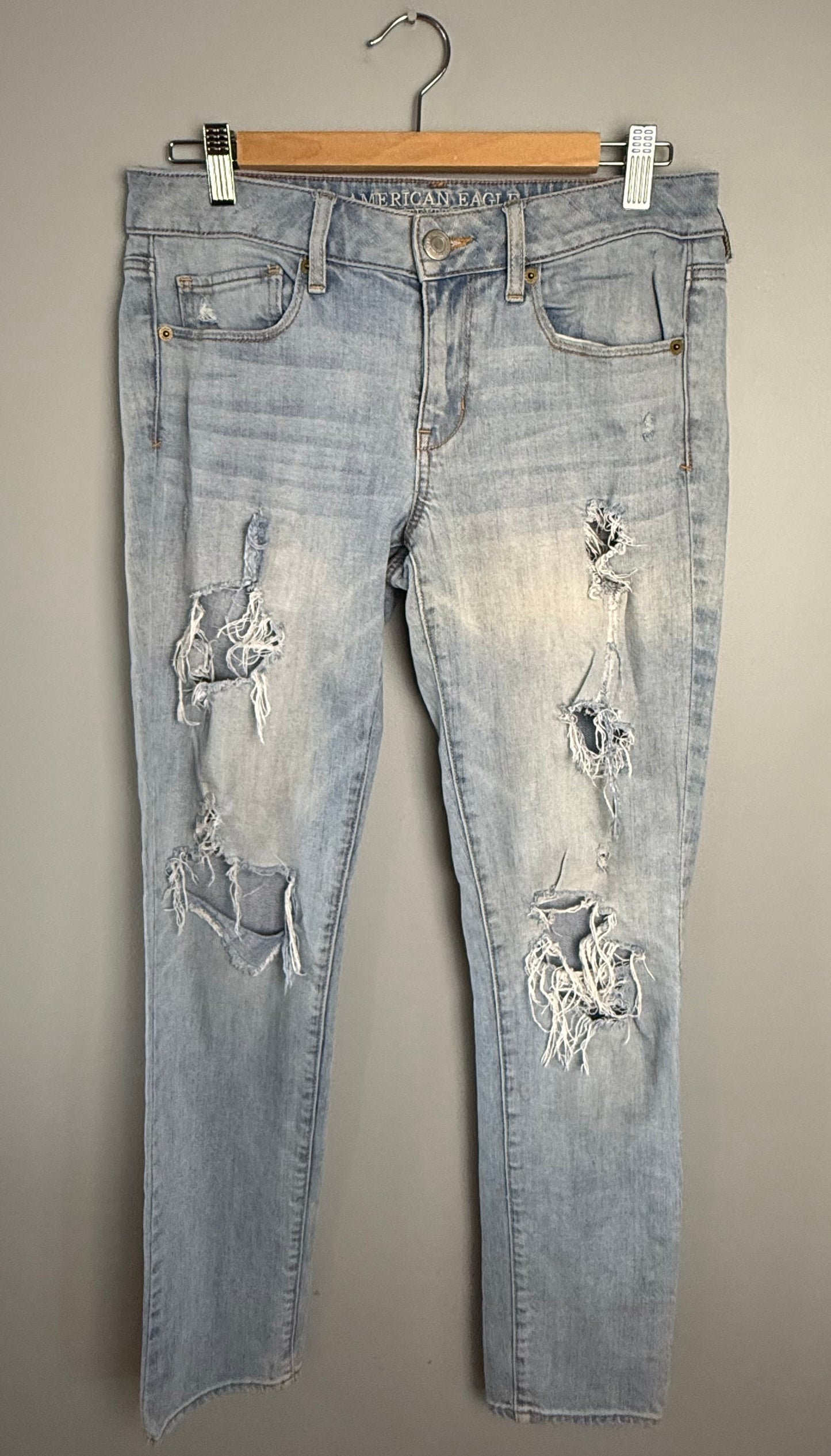 American Eagle Women’s 6 Distressed Skinny Jean