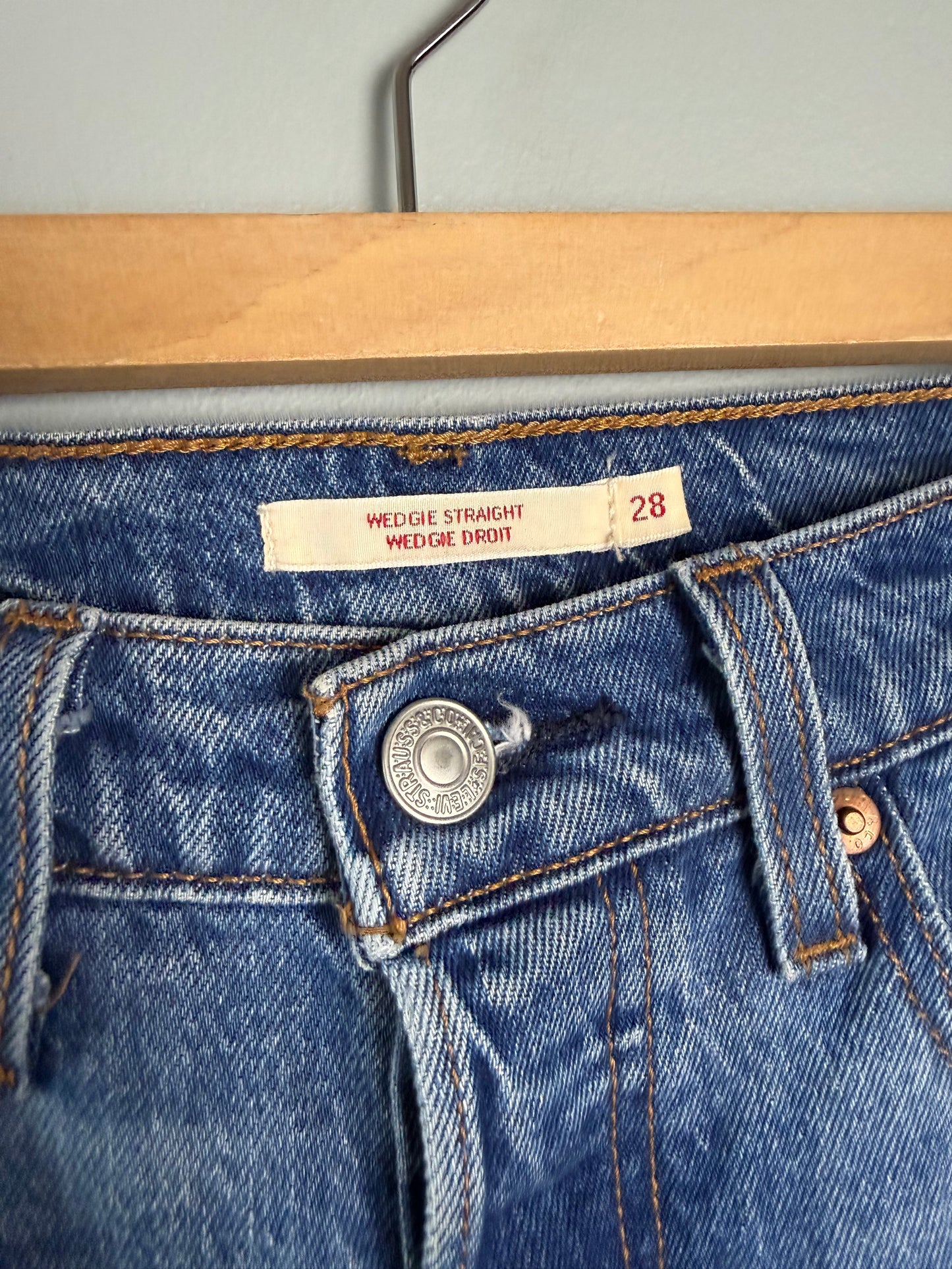 Levi’s Women’s 28 Wedgie Straight Jean