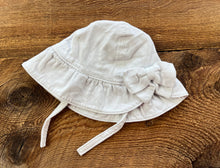 Load image into Gallery viewer, Gymboree 0-6M Sun Hat
