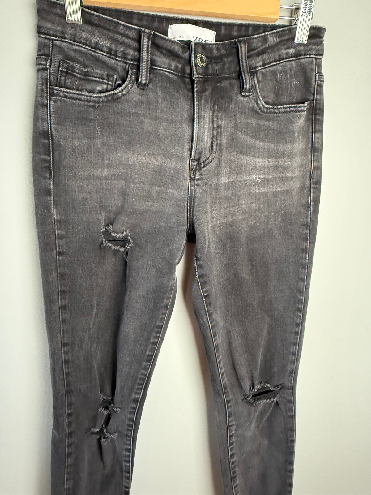 Vervet Women's 27 Distressed Skinny Jean