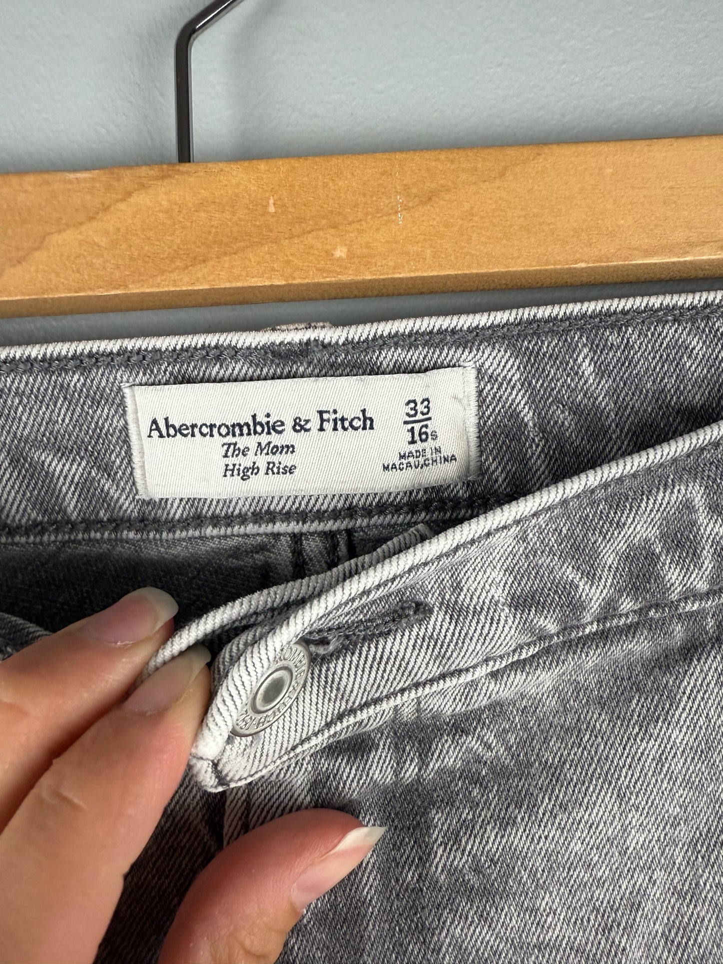 Abercrombie & Fitch Women’s 33/16s The Mom Jean