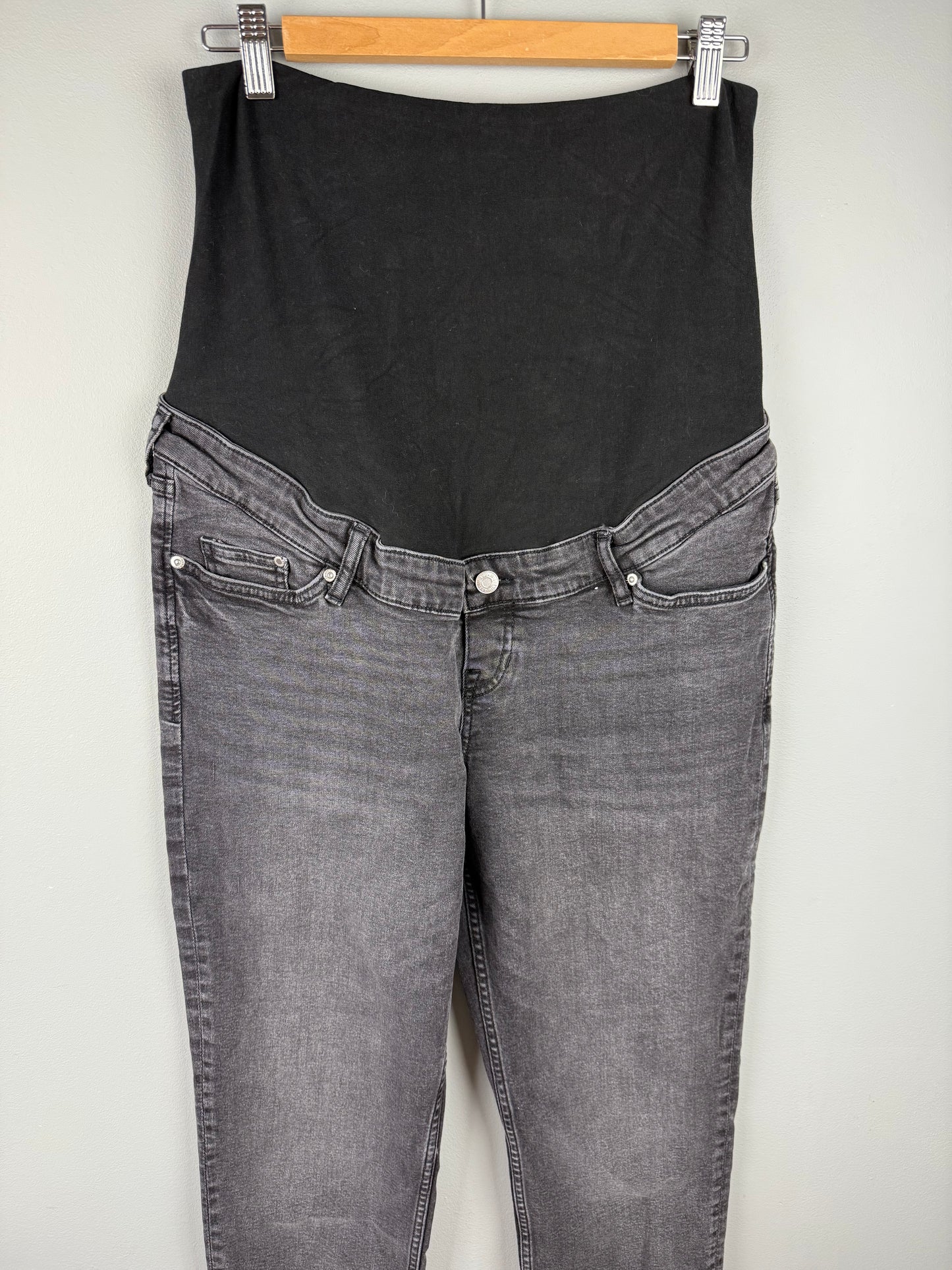 H&M Maternity 10 Boyfriend Jean