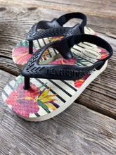 Load image into Gallery viewer, Havaianas size 4 Sandals
