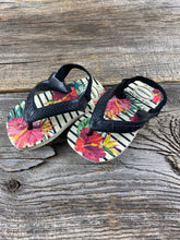 Load image into Gallery viewer, Havaianas size 4 Sandals
